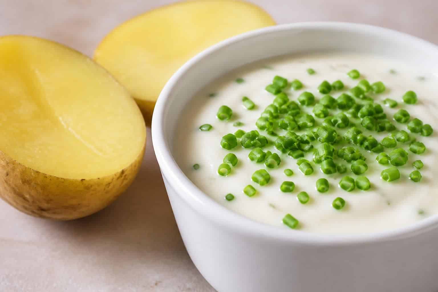 découvrez comment la ciboulette ciselée apporte fraîcheur et saveur à une sauce simple et délicieuse pour accompagner les pommes de terre à l'eau.