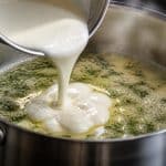 découvrez comment la crème fraîche sublime votre sauce à l'aneth chaude pour un plat savoureux et réconfortant.