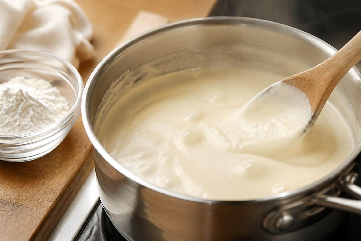 découvrez comment la fécule de maïs peut épaissir facilement et efficacement vos sauces à la crème pour des recettes onctueuses et savoureuses.