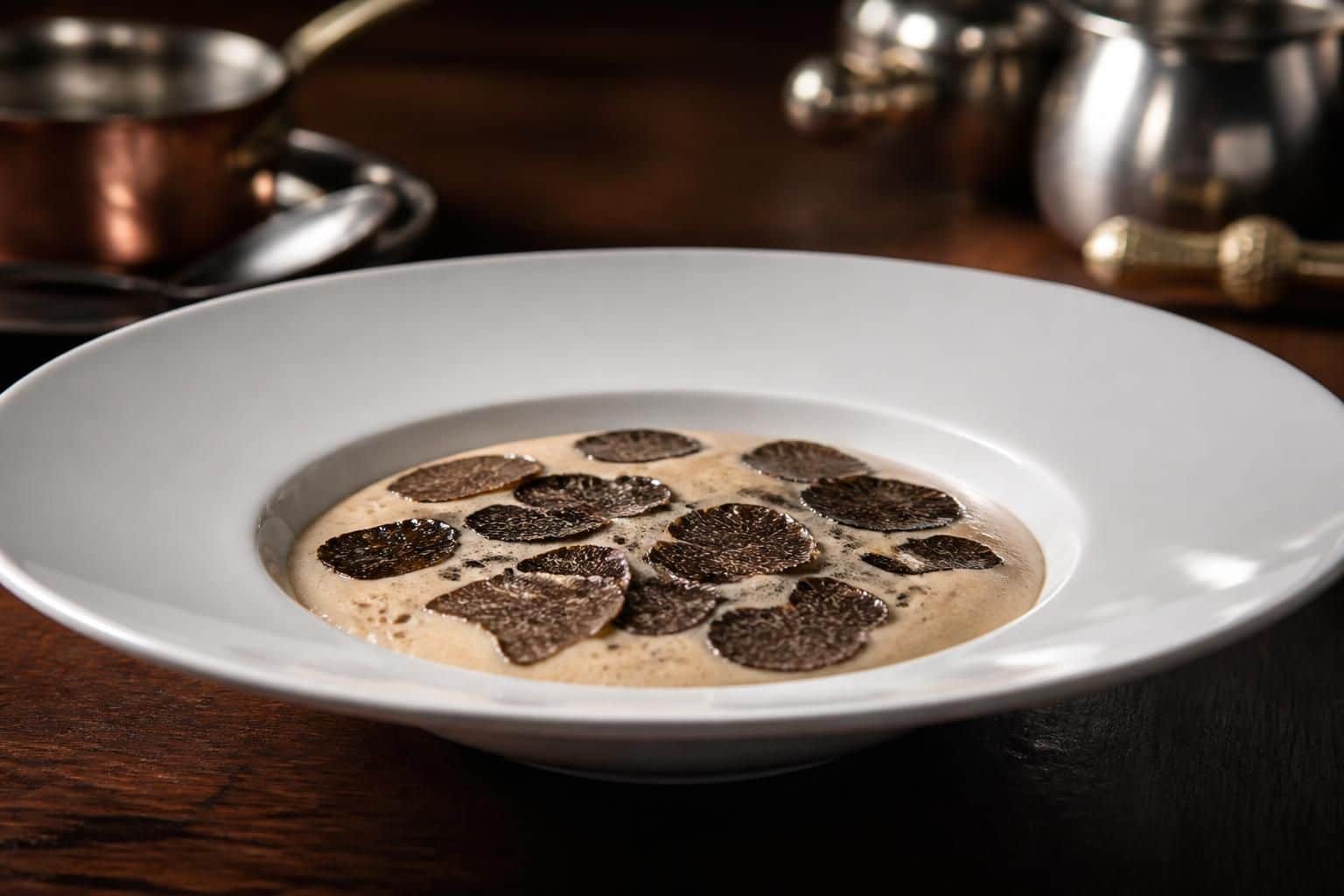 découvrez comment la truffe noire sublime une sauce au foie gras, révélant toute l'élégance et la richesse d'une recette signée par un chef étoilé.