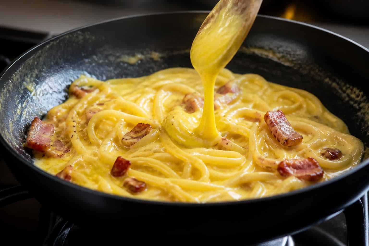découvrez comment le jaune d'œuf lie parfaitement la sauce à la carbonara dans cette recette authentique et savoureuse.
