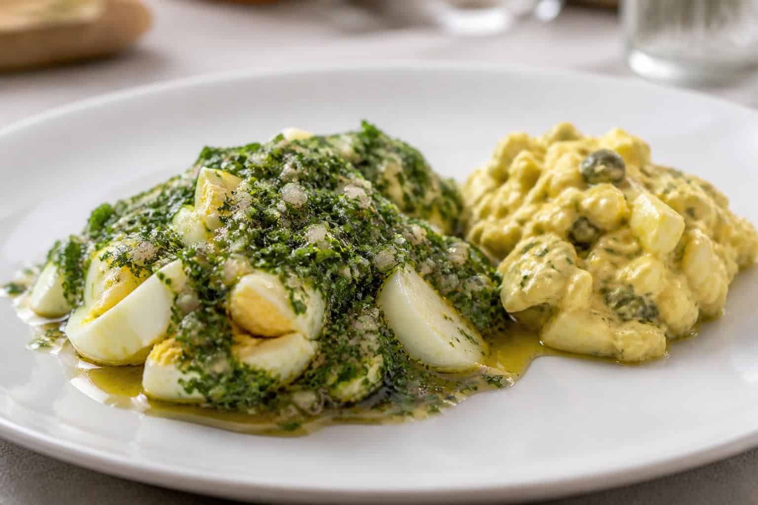 découvrez comment l'œuf dur haché se transforme avec les sauces ravigote et gribiche, apportant une touche savoureuse et authentique à vos plats.
