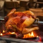 découvrez comment la broche tournante sublime la cuisson du poulet rôti en lui apportant une dorure parfaite et une cuisson uniforme pour un goût savoureux et une texture croustillante.