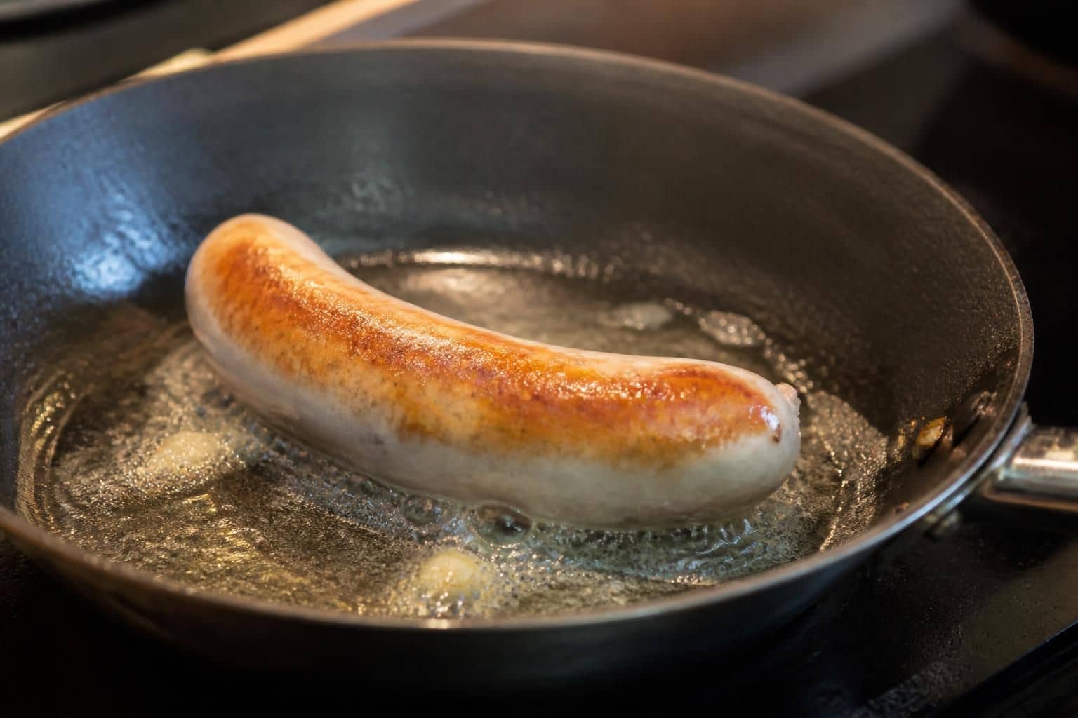 découvrez comment une poêle beurrée permet de dorer parfaitement le boudin blanc pendant la cuisson pour un résultat savoureux et fondant.