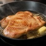 découvrez comment la poêle beurrée permet de dorer parfaitement vos escalopes de veau pendant la cuisson pour un résultat savoureux et croustillant.