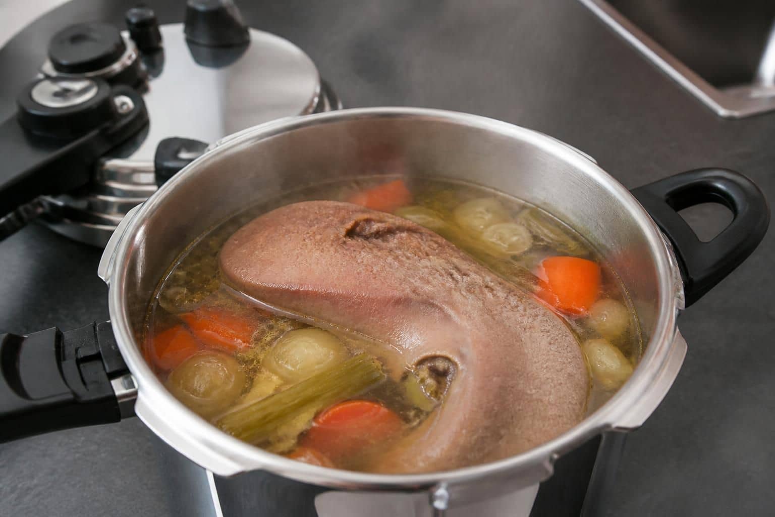 découvrez comment la pression de l'autocuiseur seb réduit le temps de cuisson de la langue de bœuf, pour un plat tendre et savoureux en cocotte minute.