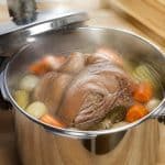 découvrez comment la pression de l'autocuiseur réduit considérablement le temps de cuisson de la tête de veau roulée en cocotte minute pour un plat tendre et savoureux.