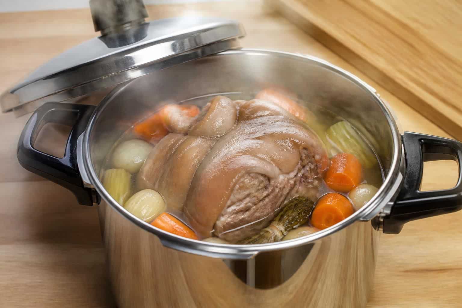 découvrez comment la pression de l'autocuiseur réduit considérablement le temps de cuisson de la tête de veau roulée en cocotte minute pour un plat tendre et savoureux.