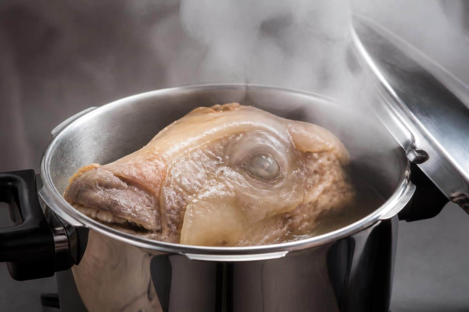 découvrez comment la vapeur sous pression gélifie parfaitement la cuisson d'une tête de veau de 1 kg en cocotte minute pour un plat tendre et savoureux.