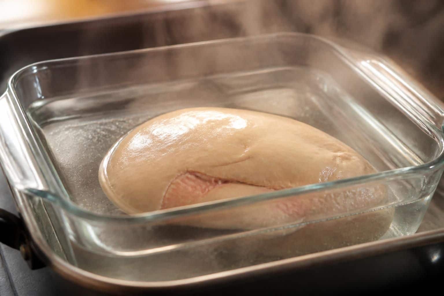 découvrez comment le bain d'eau chaude permet une cuisson délicate et parfaite du foie gras au bain-marie pour un résultat fondant et savoureux.