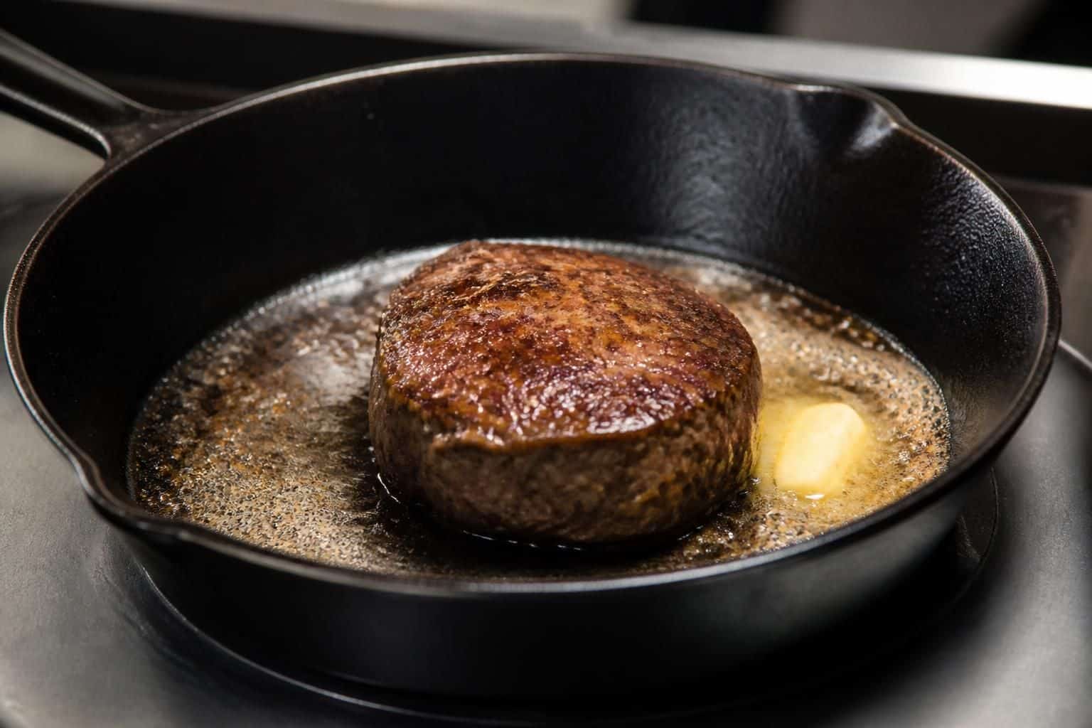 découvrez comment le beurre clarifié sublime la cuisson des tournedos à la poêle en leur apportant une dorure parfaite et une saveur riche.