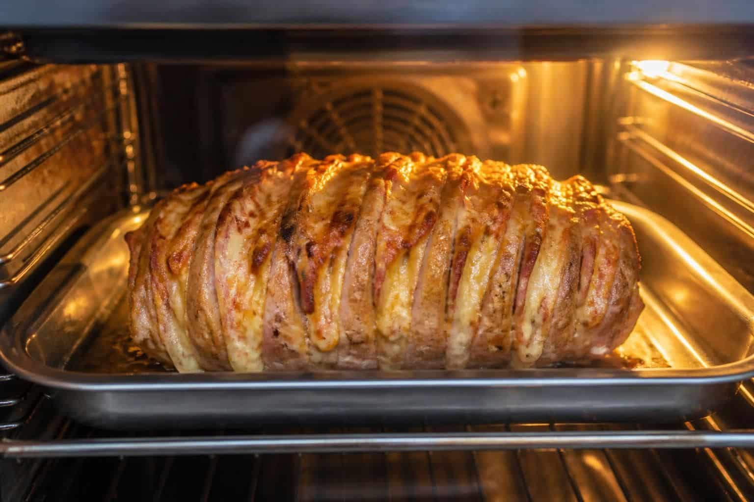 découvrez comment le four chaud permet de gratiner parfaitement la cuisson du rôti de porc orloff déjà préparé, pour un plat savoureux et fondant.