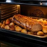 découvrez comment rôtir parfaitement un longe de porc au four en utilisant la méthode du four préchauffé pour un temps de cuisson optimal et une viande tendre et savoureuse.