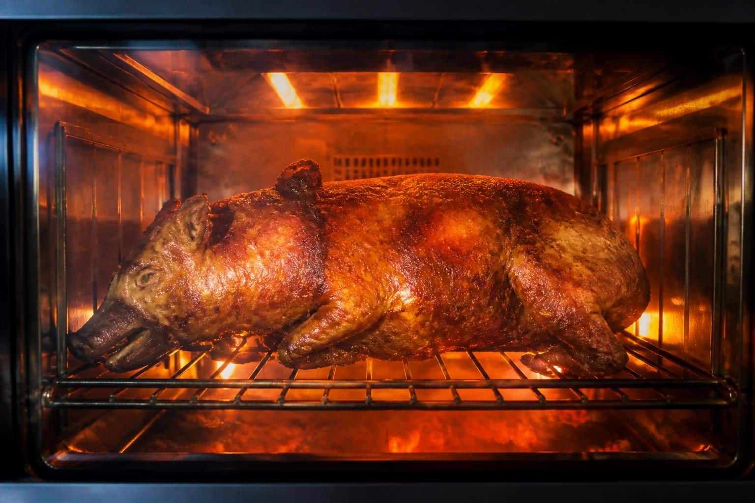 découvrez comment réussir la cuisson d'un rôti de sanglier au four sans marinade grâce à une technique de cuisson à très haute température pour un résultat tendre et savoureux.