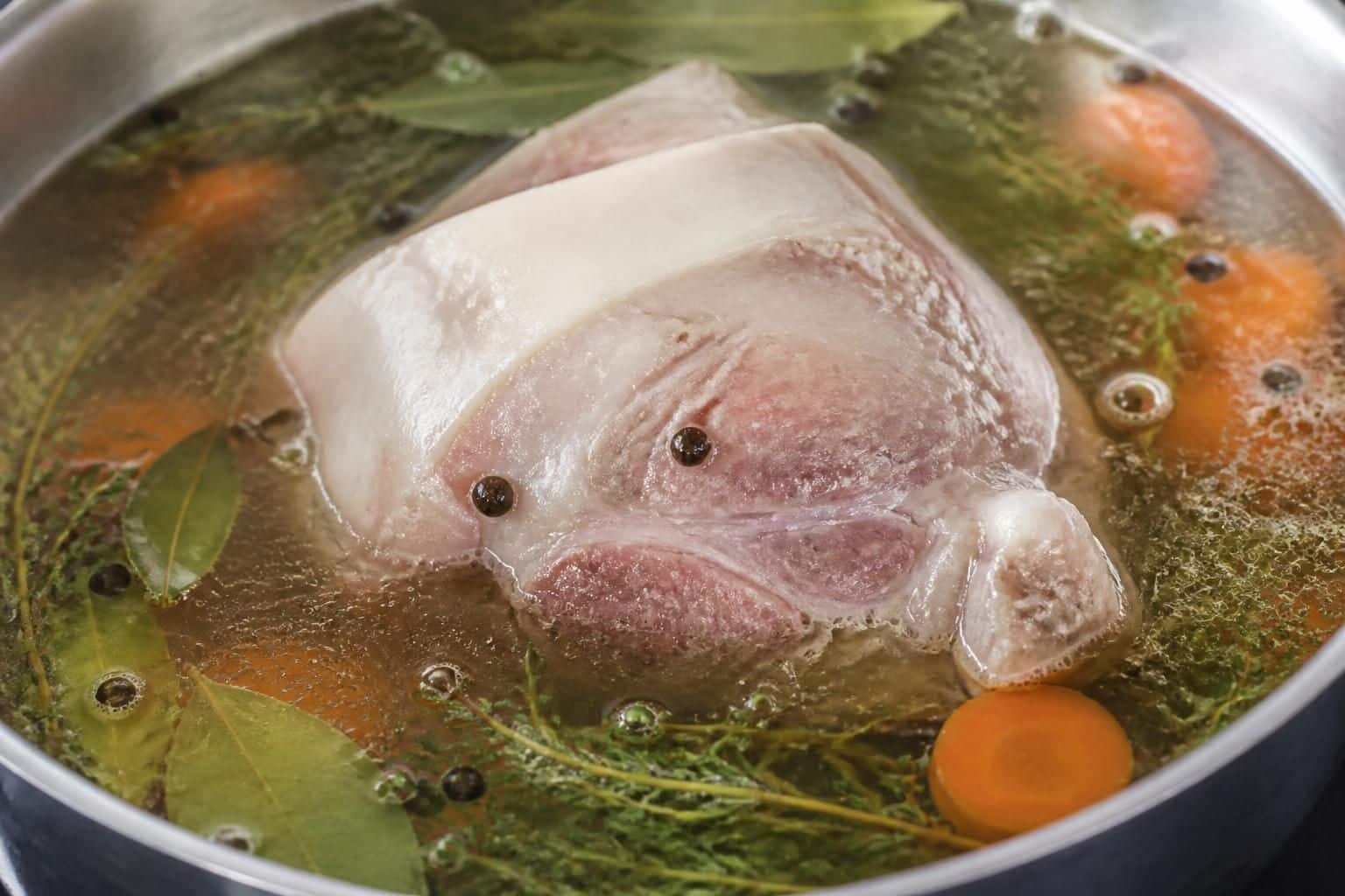 découvrez comment cuire un jarret de porc au court bouillon avec une eau frémissante qui attendrit délicatement la viande pour un plat savoureux et fondant.