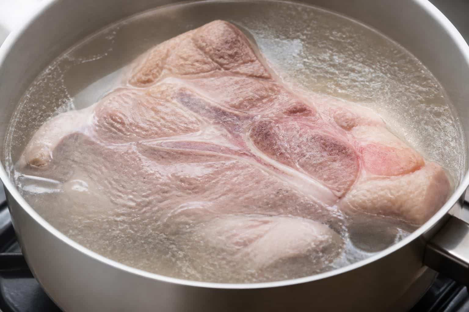 découvrez comment cuire parfaitement une palette de porc à l'eau grâce à la technique de la cuisson à l'eau frémissante pour une viande tendre et savoureuse.