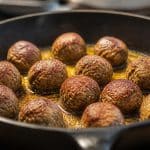 découvrez comment l'huile d'olive sublime la cuisson des boulettes de viande à la poêle en leur apportant une texture dorée et un goût savoureux.