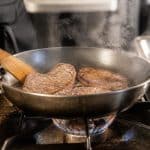 découvrez comment un aller-retour rapide peut réduire le temps de cuisson du foie de veau pour une texture parfaite et une saveur optimale.
