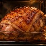 découvrez comment obtenir une couenne dorée et croustillante pendant la cuisson du jambon au four, pour un plat savoureux et généreux.