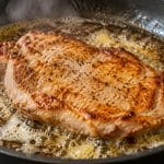 découvrez comment une poêle beurrée dore parfaitement l’escalope de porc et lui apporte une cuisson savoureuse et une belle couleur.