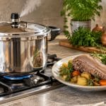 découvrez comment la vapeur sous pression réduit le temps de cuisson de la langue de porc à la cocotte-minute, tout en préservant sa tendreté.