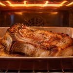 découvrez comment faire dorer une côte de porc au gril du four et maîtriser son temps de cuisson pour obtenir une viande savoureuse et bien cuite.