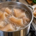 découvrez combien de temps cuire la couenne de porc à l’eau bouillante pour obtenir une texture tendre et bien gélifiée.