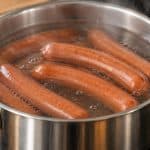 découvrez pourquoi l’eau frémissante est idéale pour cuire les saucisses de francfort et obtenir une texture savoureuse sans les faire éclater.