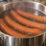 découvrez comment pocher des saucisses de francfort dans une eau frémissante pour les réchauffer tout en préservant leur texture et leur saveur.
