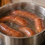 découvrez le temps de cuisson idéal des saucisses fumées dans une eau frémissante pour les pocher sans les dessécher.